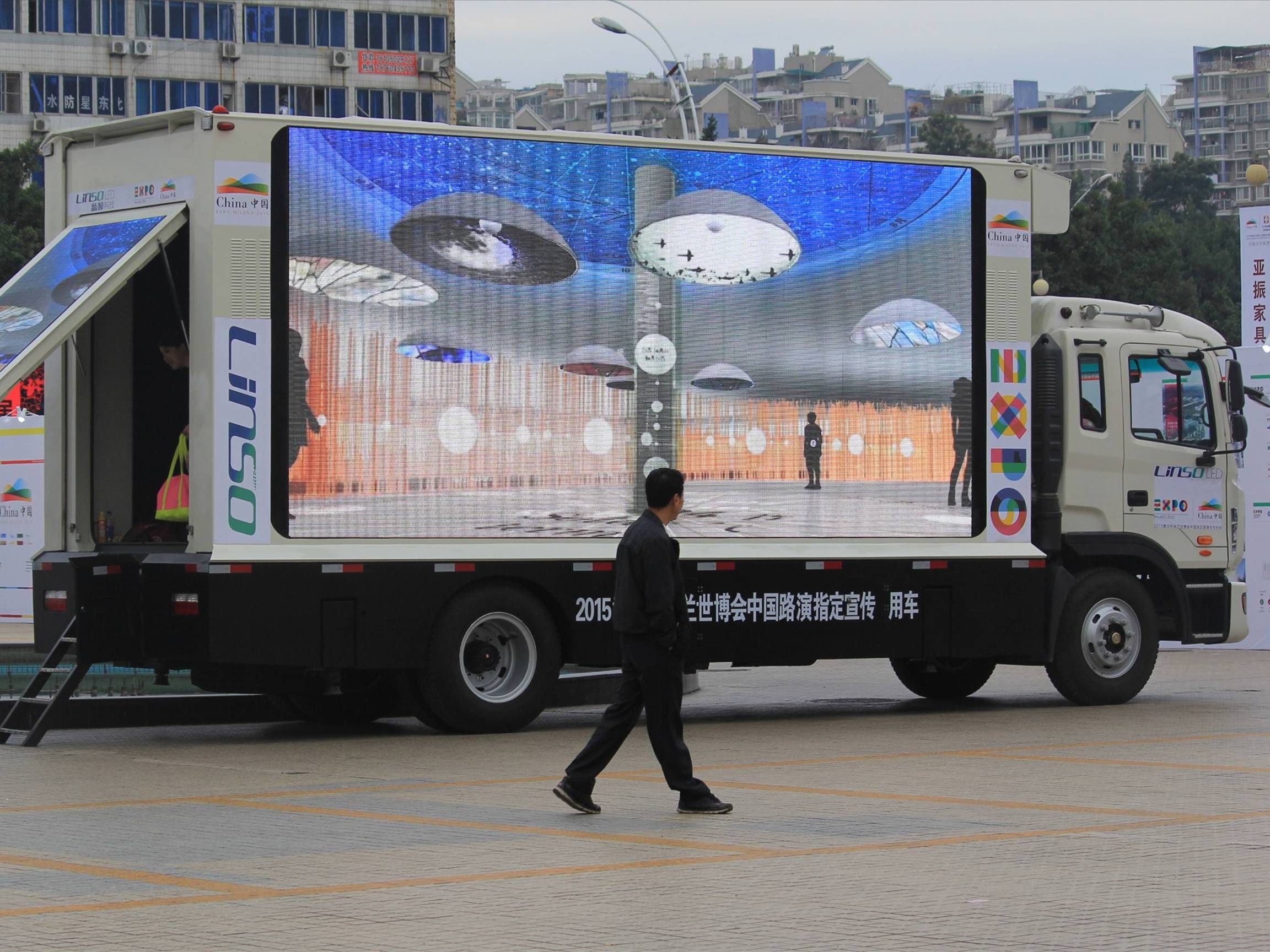 Digital Advertising Vans in Milan Expo！YES-V9 help 2015 Italy Milan Expo become more successful！